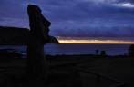 Um Moai parece assistir o amanhecer nas ruínas de Tongariki, no sul da Ilha de Páscoa, ilha chilena no meio do Oceano Pacífico